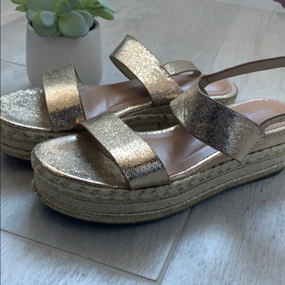 Gorgeous bright gold metallic platform espadrille